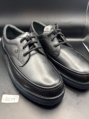 **CLOSET CLOSEOUT**Hush Puppies The Body Shoe - EUC in black leather SZ 8.5 Wide